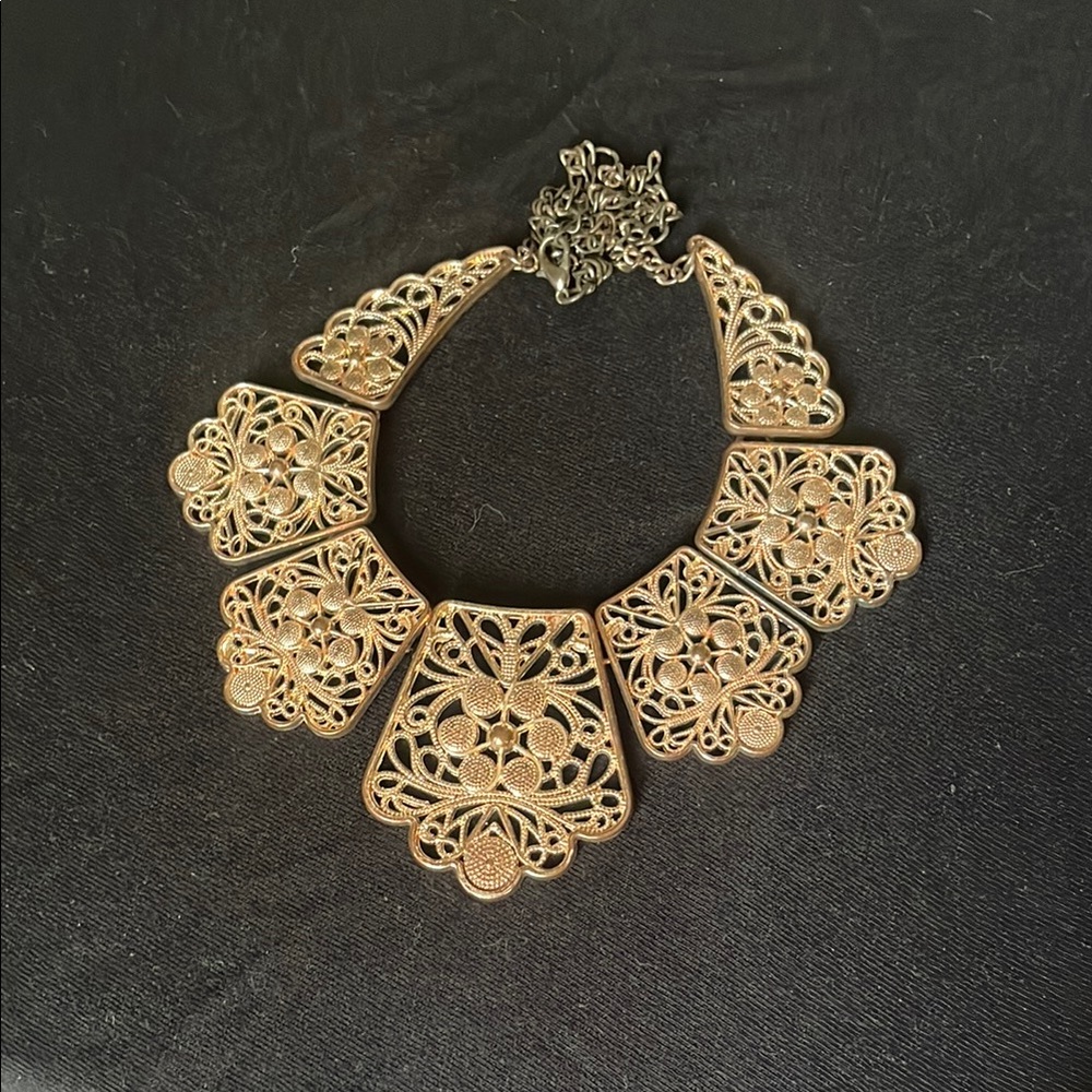 Elegant Gold Filigree Necklace